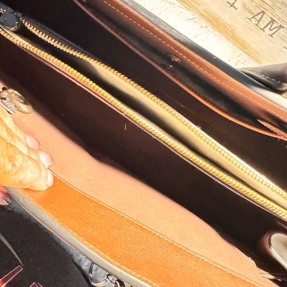 Elegant Brown Leather Handbag - Picture 3 of 4